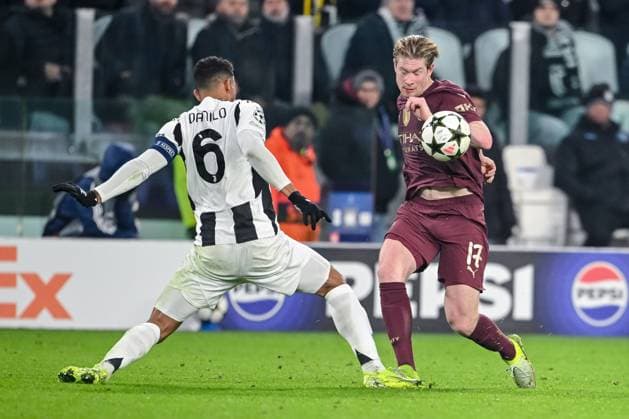 Danilo (Juventus) und Kevin De Bruyne (Manchester City) battle for the ball during the UEFA Champions League 2024 25 League Phase MD6 match between Juventus and Manchester City at Allianz Stadium on December 11, 2024 in Turin, Italy. Defodi-541_JUVMAN20241211_102