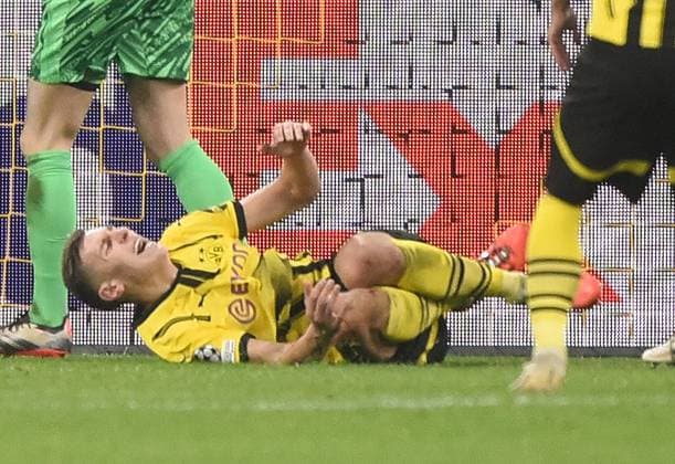 11.12.2024, xhbx, Fussball UEFA Champions League, Borussia Dortmund - FC Barcelona, Barca emspor, v.l. Nico Schlotterbeck (Borussia Dortmund) verletzt, Verletzung, (DFL DFB REGULATIONS PROHIBIT ANY USE OF PHOTOGRAPHS as IMAGE SEQUENCES and or QUASI-VIDEO) Dortmund