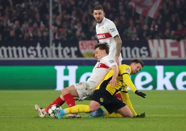 11.12.2024, Deutschland, Stuttgart, Fußball Champions League, VfB Stuttgart vs. Young Boys Bern, v.l. Anthony Rouault (VfB), Jeff Chabot (VfB), Cedric Itten (YB)