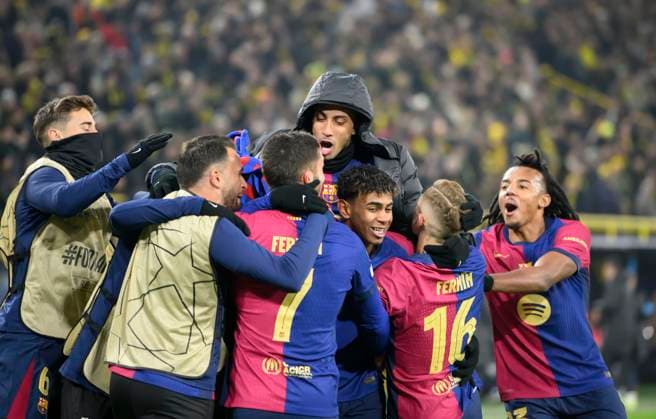 Jubel Barca um Ferran TORRES (Barca Nr. 7) nach seinem Tor zum 2:3, v.r. Jules KOUNDE (Barca), Lopez FERMIN (Barca), Yamal LAMINE (Barca) , RAPHINHA (Barca), Ferran TORRES (Barca) Fussball Champions League, 6. Spieltag, Borussia Dortmund (DO) - FC Barcelona, Barca (Barca), am 11.12.2024 in Dortmund Deutschland. UEFA regulations prohibit any use of photographs as image sequences and or quasi-video Â