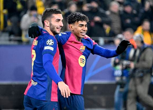 Signal Iduna Park Dortmund, 11.12.2024, Fussball: UEFA Champions League Saison 2024 25 6. Spieltag, Borussia Dortmund (BVB) vs FC Barcelona, Barca (BCN) - Torschütze Ferran Torres (BCN) jubelt mit Lamine Yamal (BCN)