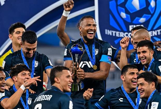 Sport Themen der Woche KW50 Sport Bilder des Tages BOTAFOGO V CF PACHUCA -FIFA INTERCONTINENTAL CUP QATAR 2024 Salomon Rondon (C) of CF Pachuca and players celebrate with the trophy after winning the FIFA Intercontinental Cup Qatar 2024 match between Brazil s Botafogo and Mexico s CF Pachuca at 974 Stadium in Doha, Qatar, on December 11, 2024. DOHA Qatar Copyright: xNOUSHADx