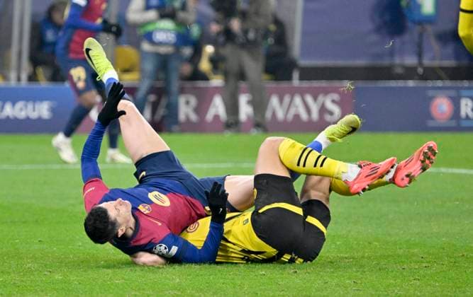 Signal Iduna Park Dortmund, 11.12.2024, Fussball: UEFA Champions League Saison 2024 25 6. Spieltag, Borussia Dortmund (BVB) vs FC Barcelona, Barca (BCN) - Zwiscchenfall: Robert Lewandowski (BCN) und Nico Schlotterbeck (BVB) fallen über sich her