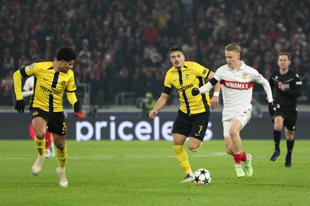 11.12.2024, Deutschland, Stuttgart, Fußball Champions League, VfB Stuttgart vs. Young Boys Bern, v.l. Zachary Athekame (Bern) Filip Ugrinic (Bern) Chris Führich (VfB)