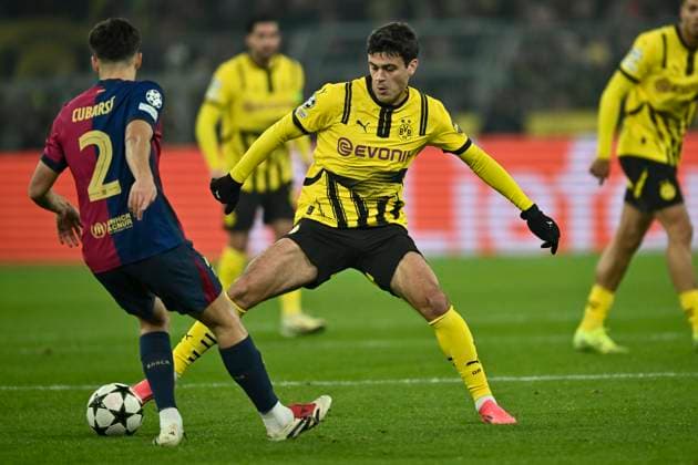 v. li. im Zweikampf Pau Cubarsi (Barcelona 2) Gio Reyna (Dortmund 7) 11.12.2024 Fussball, Champions League, Borussia Dortmund vs FC Barcelona, Barca Signal Iduna Park, Dortmund, NRW Germany