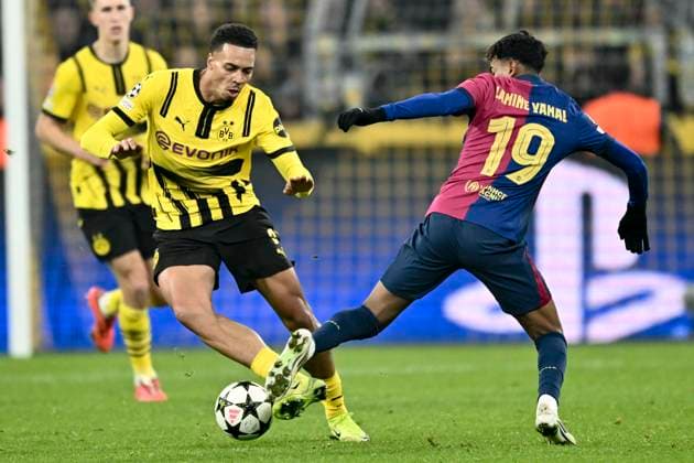 v. li. im Zweikampf Felix Nmecha (Dortmund 8) Lamine Yamal (Barcelona 19) 11.12.2024 Fussball, Champions League, Borussia Dortmund vs FC Barcelona, Barca Signal Iduna Park, Dortmund, NRW Germany