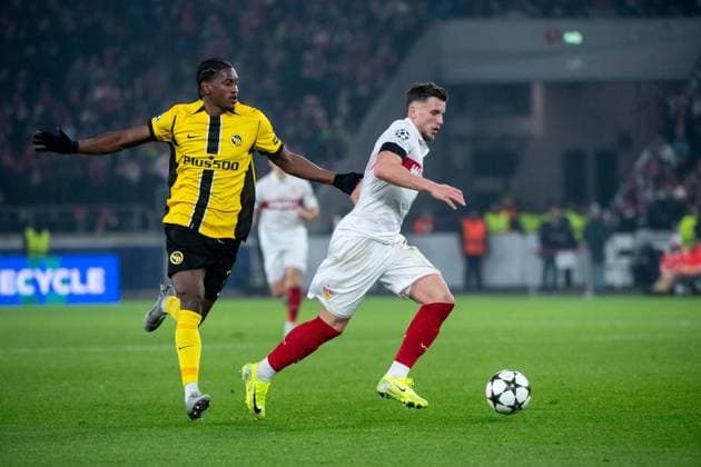 Ermedin Demirovic (VfB Stuttgart, 09) im Zweikampf mit Joel Monteiro (YB Bern, 77), GER, VfB Stuttgart vs. BSC Young Boys Bern, Fussball, Herren, UEFA Champions League, 6. Spieltag, Spielzeit 2024 2025, 11.12.2024 GER, VfB Stuttgart vs. BSC Young Boys Bern, Fussball, Herren, UEFA Champions League, 6. Spieltag, Spielzeit 2024 2025, 11.12.2024 Stuttgart Copyright: xEibner-Pressefoto Memmlerx EP_MMR
