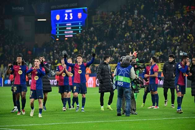 Mannschaft Barcelona feiert den Sieg mit den Fans, Borussia Dortmund vs. FC Barcelona, Barca , Fussball, Champions League, 6. Spieltag, 11.12.2024 Dortmund Nordrhein-Westfalen Deutschland