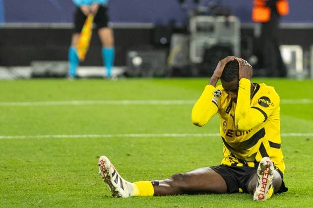 UEFA Champions League: Borussia Dortmund - Barcelona; 11.12.2024 Serhou Guirassy (Borussia Dortmund, 9) sitzt auf dem rasen, Emotionen nach der Entscheidung von Francois Letexier (Schiedsrichter, Frankreich) UEFA Champions League: Borussia Dortmund - Barcelona; Signal Iduna Park, Dortmund; 11.12.2024 Copyright: xBEAUTIFULxSPORTS Buriakovx