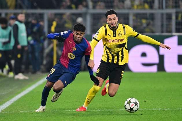 Lamine Yamal 19 FC Barcelona, Barca im Zweikampf, Aktion, mit Ramy Bensebaini 5 (Borussia Dortmund), Borussia Dortmund vs. FC Barcelona , Fussball, Champions League, 6. Spieltag, 11.12.2024 Dortmund Nordrhein-Westfalen Deutschland