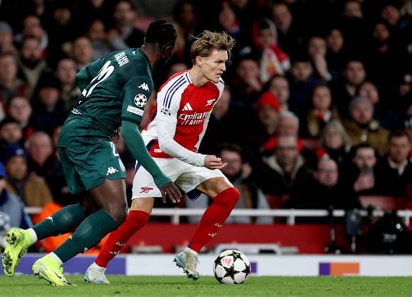(241212) -- LONDON, Dec. 12, 2024 -- Martin Odegaard (R) of Arsenal breaks through during the UEFA Champions League football match between Arsenal and Monaco in London, Britain, on Dec. 11, 2024. ) (SP)BRITAIN-LONDON-FOOTBALL-UEFA CHAMPIONS LEAGUE-ARSENAL VS MONACO LixYing 
