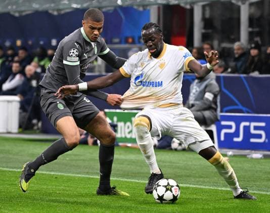 (241212) -- MILAN, Dec. 12, 2024 -- AC Milan s Malick Thiaw (L) vies with Crvena Zvezda s Cherif Ndiaye during the UEFA Champions League match between AC Milan and Crvena Zvezda in Milan, Italy, Dec. 11, 2024. (Photo by Alberto Lingria Xinhua) (SP)ITALY-MILAN-FOOTBALL-UEFA CHAMPIONS LEAGUE- AC MILAN VS CRVENA ZVEZDA LixJing 