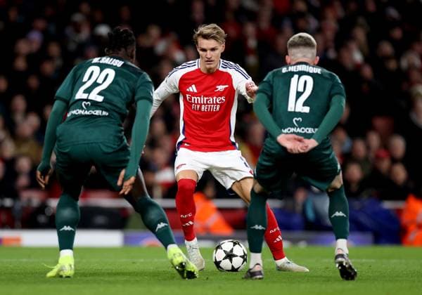 (241212) -- LONDON, Dec. 12, 2024 -- Martin Odegaard (C) of Arsenal breaks through during the UEFA Champions League football match between Arsenal and Monaco in London, Britain, on Dec. 11, 2024. ) (SP)BRITAIN-LONDON-FOOTBALL-UEFA CHAMPIONS LEAGUE-ARSENAL VS MONACO LixYing 