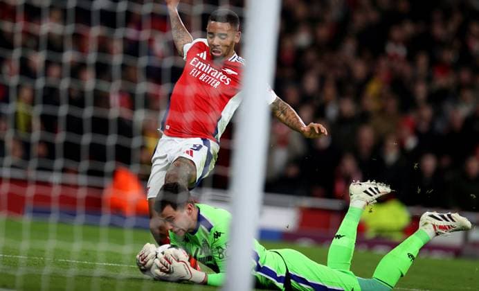 (241212) -- LONDON, Dec. 12, 2024 -- Monaco s goalkeeper Radoslaw Majecki (below) vies with Arsenal s Gabriel Jesus during the UEFA Champions League football match between Arsenal and Monaco in London, Britain, on Dec. 11, 2024. ) (SP)BRITAIN-LONDON-FOOTBALL-UEFA CHAMPIONS LEAGUE-ARSENAL VS MONACO LixYing 