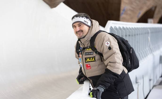 photographer: FIL Michael Kristen 12.12.2024 3. FIL Eberspächer Luge World Cup, LOTTO Thüringen Ice Arena Oberhof (GER), WC Germany, training, picture: Georg Schorsch Hackl (trainer AUT) *** photographer FIL Michael Kristen 12 12 2024 3 FIL Eberspächer Luge World Cup, LOTTO Thüringen Ice Arena Oberhof GER , WC Germany, training, picture Georg Schorsch Hackl trainer AUT