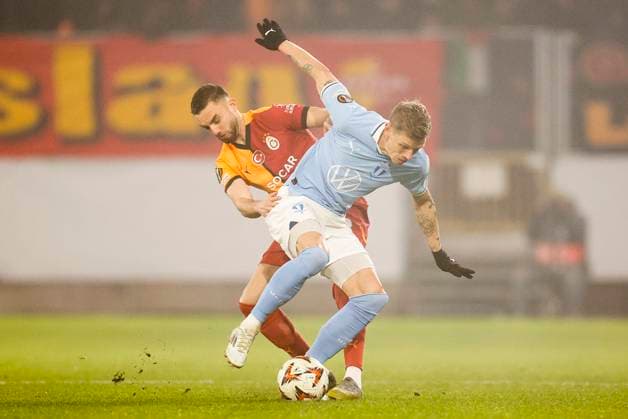 MALMÖ, SVERIGE 20241212 Malmös Soren Rieks fälls under torsdagens fotbollsmatch i Europa League mellan Malmö FF och Galatasaray SK pa Eleda Stadion. MALMÖ SVERIGE x10600x