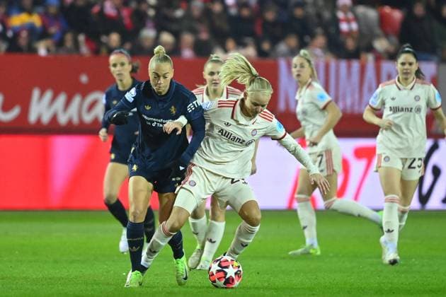 Sport Themen der Woche KW50 Sport Bilder des Tages Pernile HARDER (FCB), Aktion,Zweikampf gegen Hanna Bennison (Juve). FC Bayern Muenchen -Juventus Turin Fussball Champions League der Frauen am 12.12.2024 FC BAYERN CAMPUS *** Pernile HARDER FCB , action,duel against Hanna Bennison Juve FC Bayern Muenchen Juventus Turin Womens Champions League on 12 12 2024 FC BAYERN CAMPUS