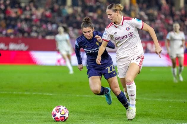 Klara Bühl (17 FC Bayern) )und Valentina Bergamaschi (22 Juventus Turin) in Aktion beim UEFA Womens Champions League Spiel FC Bayern München - Juventus Turin am 12.12.2024 München FC Bayern Campus Bayern Deutschland
