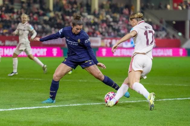 Klara Bühl (17 FC Bayern) )und Valentina Bergamaschi (22 Juventus Turin) in Aktion beim UEFA Womens Champions League Spiel FC Bayern München - Juventus Turin am 12.12.2024 München FC Bayern Campus Bayern Deutschland