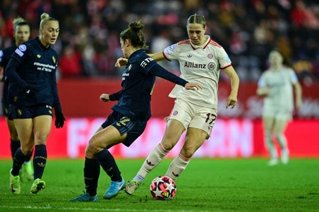 v.li.: Hanna BENNISON (Juventus Turin, 15) Valentina BERGAMASCHI (Juventus Turin, 22) Klara BÜHL (Buehl, FC Bayern München, FCB, 17) im Zweikampf, Duell, duel, tackle, Dynamik, Action, Aktion, 12.12.2024, München (Deutschland), Fussball, UEFA Womens Champions League, Gruppe C, FC Bayern München - Juventus Turin