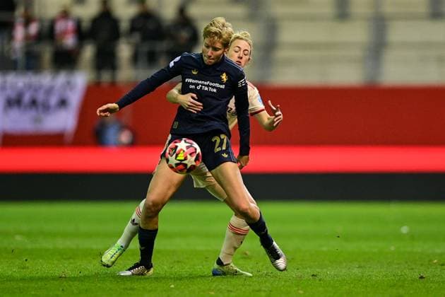 v.li.: Paulina KRUMBIEGEL (Juventus Turin, 27) Carolin SIMON (FC Bayern München, FCB, 30) im Zweikampf, Duell, duel, tackle, Dynamik, Action, Aktion, 12.12.2024, München (Deutschland), Fussball, UEFA Womens Champions League, Gruppe C, FC Bayern München - Juventus Turin