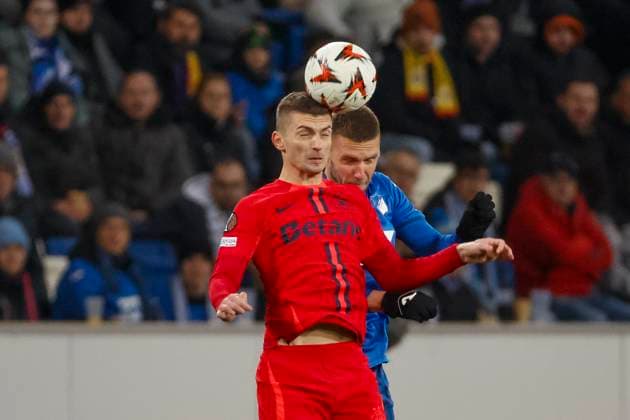 Florin Tanase (FCSB Bukarest, 07) und Pavel Kaderabek (TSG Hoffenheim, 03) beim Kopfballduell , Fussball, UEFA Europa League, 6. Spieltag, 2024 2025, TSG Hoffenheim vs. FCSB Bukarest, 12.12.2024, Rhein-Neckar-Arena, Sinsheim, Deutschland Sinsheim Rhein-Neckar-Arena Baden-Württemberg Deutschland Copyright: xGrantxHubbsx
