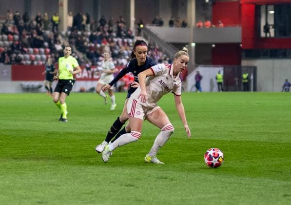 Kampf um den Ball Zweikampf zwischen Barbara Bonansea (Juventus Turin, 11) und Giulia Gwinn (FC Bayern Muenchen Frauen, 7). GER, FC Bayern Muenchen vs. Juventus FC, Fussball, UEFA Womans Champions League, Gruppe C, 5. Spieltag, Saison 2024 2025, 12.12.2024. GER, FC Bayern Muenchen vs. Juventus FC, Fussball, UEFA Womans Champions League, Gruppe C, 5. Spieltag, Saison 2024 2025, 12.12.2024. Muenchen Copyright: xEibner-Pressefoto HeikexFeinerx EP_HFR