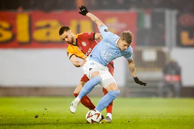 MALMÖ, SVERIGE 20241212 Malmös Soren Rieks fälls under torsdagens fotbollsmatch i Europa League mellan Malmö FF och Galatasaray SK pa Eleda Stadion. MALMÖ SVERIGE x10600x