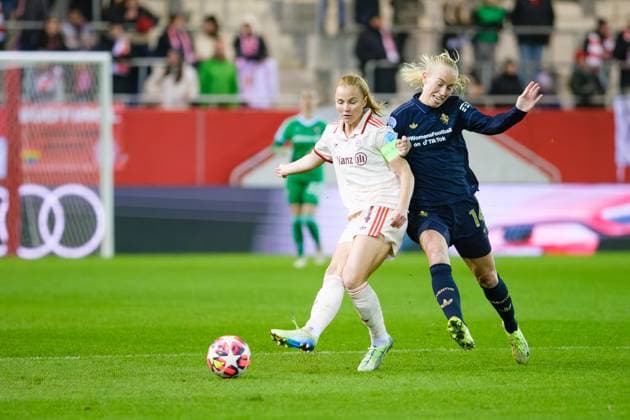 Glodis Perla Viggosdottir (4, FC Bayern München) und Vangsgaard Amalie (14, Juventus Turin) beim Spiel FC Bayern München v Juventus Turin, Fußball, UEFA Women s Champions League 2024 2025, 5.Spieltag am 12.12.2024 in München, FC Bayern Campus. DFL and DFB regulations prohibit any use of photographs as image sequences and or quasi-video. Bayern Deutschland