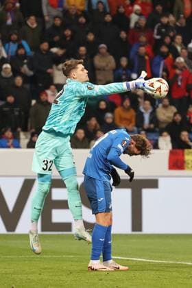 12.12.2024, xtvx, Fussball UEFA Europa League, TSG 1899 Hoffenheim - FCSB Bukarest emspor, v.l. Zweikampf, Duell, duel, tackle, compete Torwart Stefan Tarnovanu (FC Steaua Bukarest) Jacob Bruun Larsen (TSG 1899 Hoffenheim) (DFL DFB REGULATIONS PROHIBIT ANY USE OF PHOTOGRAPHS as IMAGE SEQUENCES and or QUASI-VIDEO) Sinsheim
