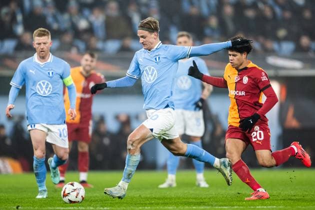 241212 Erik Botheim of Malmö FF and Gabriel Sara of Galatasaray during the UEFA Europa League football match between Malmö FF and Galatasaray on December 12, 2024 in Malmö. Photo: Petter Arvidson BILDBYRAN kod PA PA0940 fotboll football soccer fotball uefa europa league europa league malmö ff galatasaray bbeng Copyright: PETTERxARVIDSON BB241212PA064
