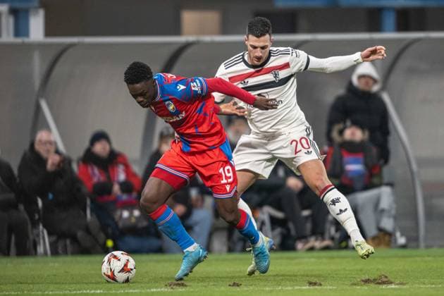 Cheick Souare in a battle with Diogo Dalot during UEFA Europa league match, Viktoria Pilsen - Manchester United, ManU , 12. november 2024, Doosan Arena, Pilsen, Czech republic Copyright: xMICHALxFAJT,ZOSPORTU.SKx DSC_5937