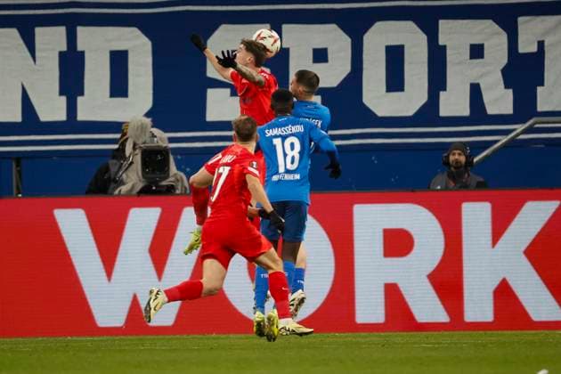 David Miculescu (FCSB Bukarest, 11) und David Jurasek (TSG Hoffenheim, 19) beim Kopfballduell , Fussball, UEFA Europa League, 6. Spieltag, 2024 2025, TSG Hoffenheim vs. FCSB Bukarest, 12.12.2024, Rhein-Neckar-Arena, Sinsheim, Deutschland Sinsheim Rhein-Neckar-Arena Baden-Württemberg Deutschland Copyright: xGrantxHubbsx