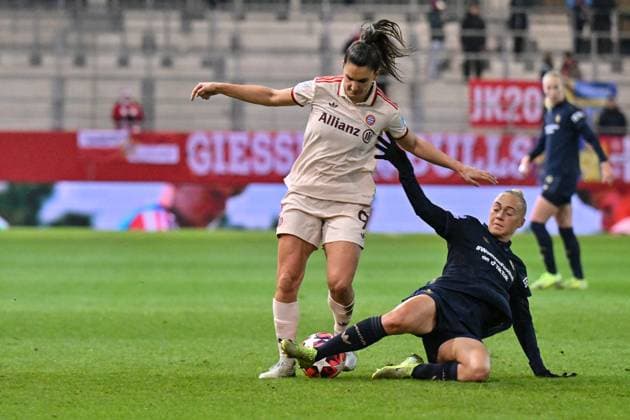 UEFA Womens s Champions League; FC Bayern München Frauen - Juventus Turin Frauen; 12.12.2024 im Duell Jovana DAMNJAVOVIC (FCB 9) und Hanna BENNISON (Juventus FC Frauen 15) Zwekampf Womens Champions League: FC Bayern Frauen - Juventus FC, FC Bayern Campus am 12.12.2024 Copyright: xBEAUTIFULxSPORTS Goldbergx
