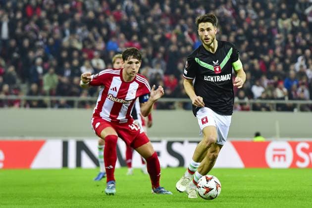 Athens, Georgios Karaiskakis Stadium , 12-12-2024 , season 2024 2025, Europa League, Twente player Ricky van Wolfswinkel and Olympiacos player Panagiotis Retsos during the match Olympiacos - Twente Olympiacos - Twente  x26999909x Copyright: