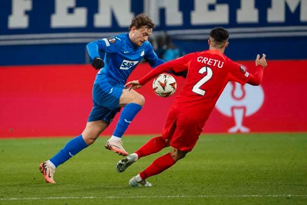 Jacob Bruun Larsen (TSG Hoffenheim, 29) und Valentin Cretu (FCSB Bukarest, 02) im Laufduell , Fussball, UEFA Europa League, 6. Spieltag, 2024 2025, TSG Hoffenheim vs. FCSB Bukarest, 12.12.2024, Rhein-Neckar-Arena, Sinsheim, Deutschland Sinsheim Rhein-Neckar-Arena Baden-Württemberg Deutschland Copyright: xGrantxHubbsx