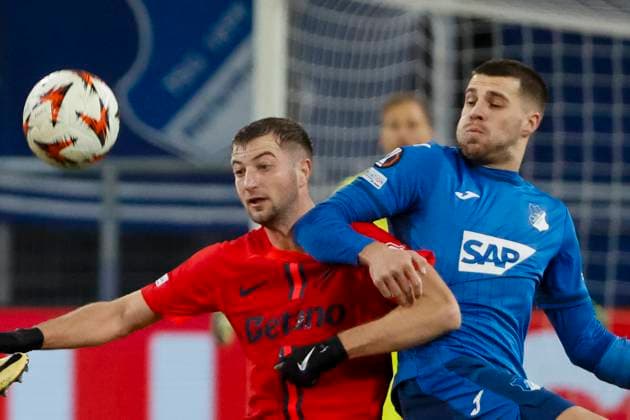 Daniel Popa (FCSB Bukarest, 19) und David Jurasek (TSG Hoffenheim, 19) im Kampf um den Ball , Fussball, UEFA Europa League, 6. Spieltag, 2024 2025, TSG Hoffenheim vs. FCSB Bukarest, 12.12.2024, Rhein-Neckar-Arena, Sinsheim, Deutschland Sinsheim Rhein-Neckar-Arena Baden-Württemberg Deutschland Copyright: xGrantxHubbsx