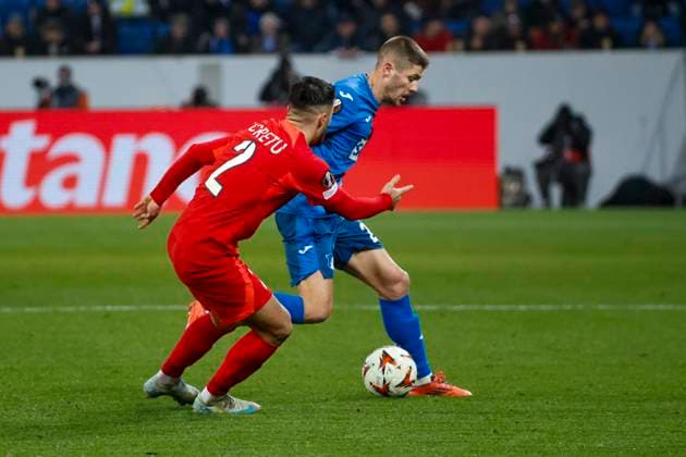 Valentin Cretu (FCSB Bukarest, 02) und <hf27< im Zweikampf , Fussball, UEFA Europa League, 6. Spieltag, 2024 2025, TSG Hoffenheim vs. FCSB Bukarest, 12.12.2024, Rhein-Neckar-Arena, Sinsheim, Deutschland Sinsheim Rhein-Neckar-Arena Baden-Württemberg Deutschland Copyright: xGrantxHubbsx