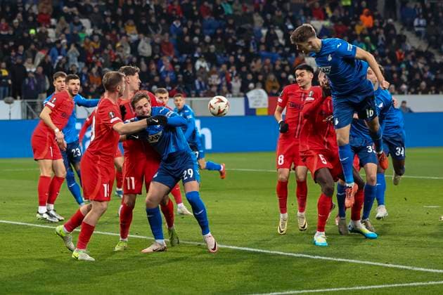 Kampf um den Ball im Strafraum von FCSB Bukarest , Fussball, UEFA Europa League, 6. Spieltag, 2024 2025, TSG Hoffenheim vs. FCSB Bukarest, 12.12.2024, Rhein-Neckar-Arena, Sinsheim, Deutschland Sinsheim Rhein-Neckar-Arena Baden-Württemberg Deutschland Copyright: xGrantxHubbsx