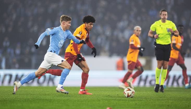 MALMÖ, SWEDEN 20241212 Malmö FF s Hugo Bolin (left) and Galatasaray s Gabriel Sara in action during the UEFA Europa League soccer match between Malmo FF and Galatasaray SK at Malmo New Stadium in Malmo, Sweden, on Dec. 12, 2024. MALMÖ SWEDEN x10600x