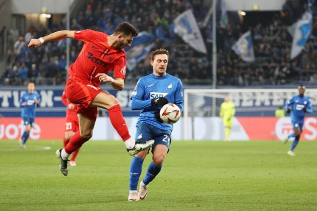 12.12.2024, xtvx, Fussball UEFA Europa League, TSG 1899 Hoffenheim - FCSB Bukarest emspor, v.l. Zweikampf, Duell, duel, tackle, compete Mihai Popescu (FC Steaua Bukarest) Jacob Bruun Larsen (TSG 1899 Hoffenheim) (DFL DFB REGULATIONS PROHIBIT ANY USE OF PHOTOGRAPHS as IMAGE SEQUENCES and or QUASI-VIDEO) Sinsheim