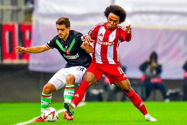 Athens, Georgios Karaiskakis Stadium , 12-12-2024 , season 2024 2025, Europa League during the match Olympiacos - Twente , FC Twente player Bart van Rooij and Olympiacos player Willian Olympiacos - Twente  x27000156x Copyright:
