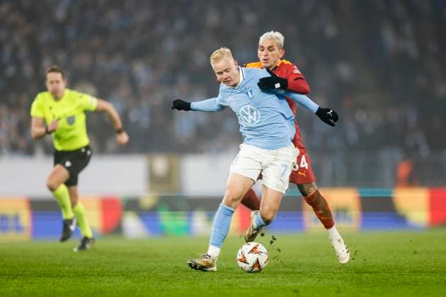MALMÖ, SVERIGE 20241212 Malmös Otto Rosengren (tv) och Galatasarays Lucas Torreira under torsdagens fotbollsmatch i Europa League mellan Malmö FF och Galatasaray SK pa Eleda Stadion. MALMÖ SVERIGE x10600x