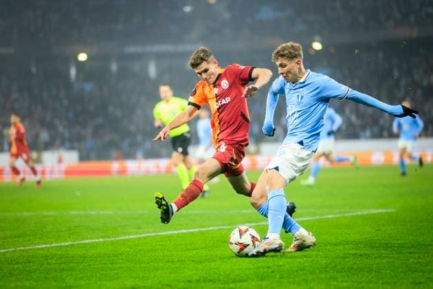 MALMÖ, SWEDEN 20241212 Galatasaray s Elias Jelert (left) and Malmö s Hugo Bolin in action during the UEFA Europa League soccer match between Malmo FF and Galatasaray SK at Malmo New Stadium in Malmo, Sweden, on Dec. 12, 2024. MALMÖ SWEDEN x10600x