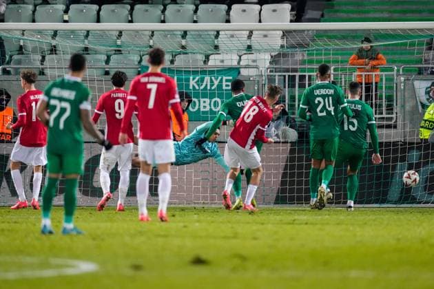 2024-12-12 Ludogorets v AZ Alkmaar - UEFA Europa League 2024 25 League Phase MD6 RAZGRAD, BULGARIA - DECEMBER 12: Ivaylo Chochev of Ludogorets scores, Goalkeeper Rome-Jayden Owuso-Oduro of AZ tries to make a save during a UEFA Europa League 2024 25 League Phase MD6 match between Ludogorets and AZ Alkmaar at Huvepharma Arena on December 12, 2024 in Razgrad, Bulgaria. Razgrad Huvepharma Arena Bulgaria Content not available for redistribution in The Netherlands directly or indirectly through any third parties. Copyright: xEdxvanxdexPolx