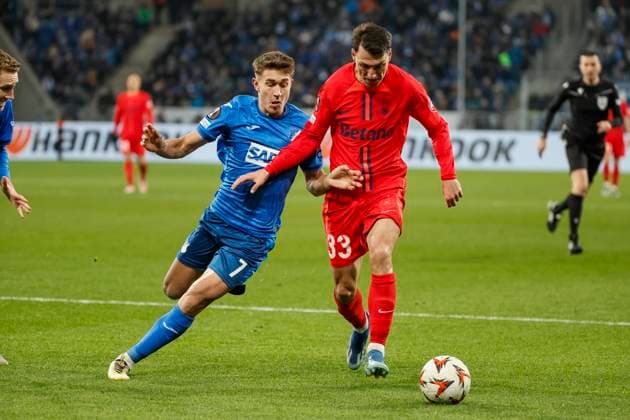 Tom Bischof (TSG Hoffenheim, 07) und Risto Radunovic (FCSB Bukarest, 33) im Zweikampf , Fussball, UEFA Europa League, 6. Spieltag, 2024 2025, TSG Hoffenheim vs. FCSB Bukarest, 12.12.2024, Rhein-Neckar-Arena, Sinsheim, Deutschland Sinsheim Rhein-Neckar-Arena Baden-Württemberg Deutschland Copyright: xGrantxHubbsx