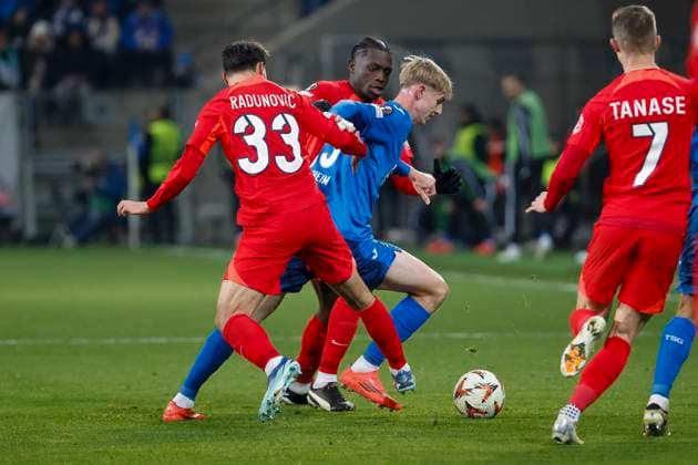 Risto Radunovic (FCSB Bukarest, 33), Joyskim Dawa (FCSB Bukarest, 05) und Max Moerstedt (TSG Hoffenheim, 33) im Kampf um den Ball , Fussball, UEFA Europa League, 6. Spieltag, 2024 2025, TSG Hoffenheim vs. FCSB Bukarest, 12.12.2024, Rhein-Neckar-Arena, Sinsheim, Deutschland Sinsheim Rhein-Neckar-Arena Baden-Württemberg Deutschland Copyright: xGrantxHubbsx