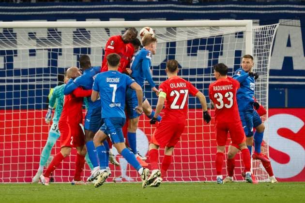 Kampf um den Ball im Strafraum von FCSB Bukarest , Fussball, UEFA Europa League, 6. Spieltag, 2024 2025, TSG Hoffenheim vs. FCSB Bukarest, 12.12.2024, Rhein-Neckar-Arena, Sinsheim, Deutschland Sinsheim Rhein-Neckar-Arena Baden-Württemberg Deutschland Copyright: xGrantxHubbsx