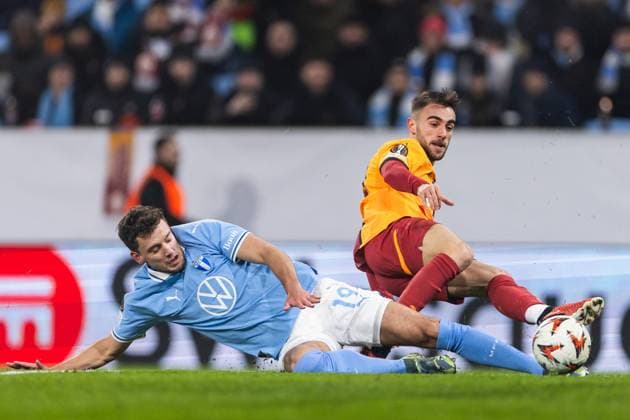 241212 Colin Rösler of Malmö FF and Yunus Akgun of Galatasaray during the UEFA Europa League football match between Malmö FF and Galatasaray on December 12, 2024 in Malmö. Photo: Jonas Ljungdahl BILDBYRAN COP 144 PA0940 fotboll football soccer fotball uefa europa league europa league malmö ff galatasaray bbeng Copyright: JONASxLJUNGDAHL BB241212JO018