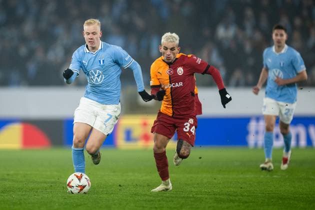 241212 Otto Rosengren of Malmö FF and Lucas Torreira of Galatasaray during the UEFA Europa League football match between Malmö FF and Galatasaray on December 12, 2024 in Malmö. Photo: Petter Arvidson BILDBYRAN kod PA PA0940 fotboll football soccer fotball uefa europa league europa league malmö ff galatasaray bbeng Copyright: PETTERxARVIDSON BB241212PA127
